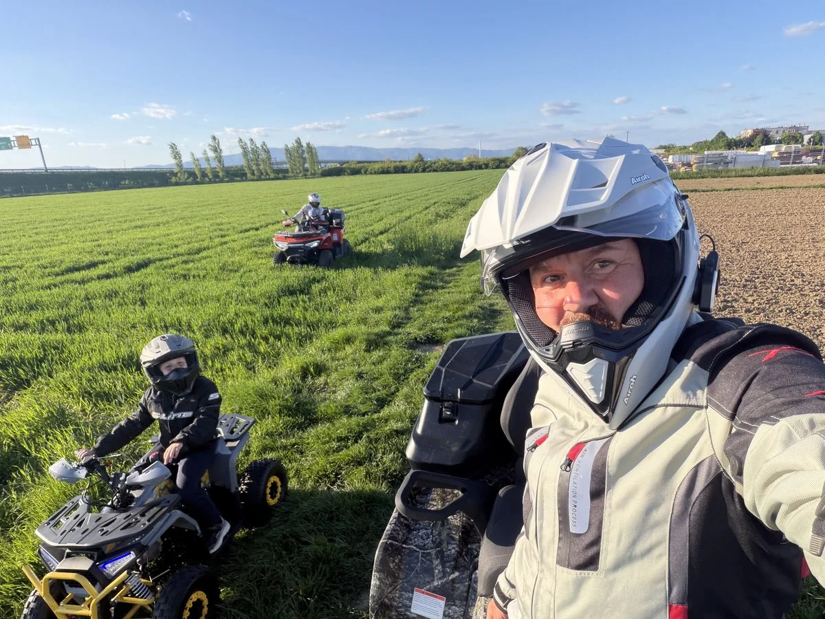 Obiteljska ruta — dijete i tata na quadu, polje