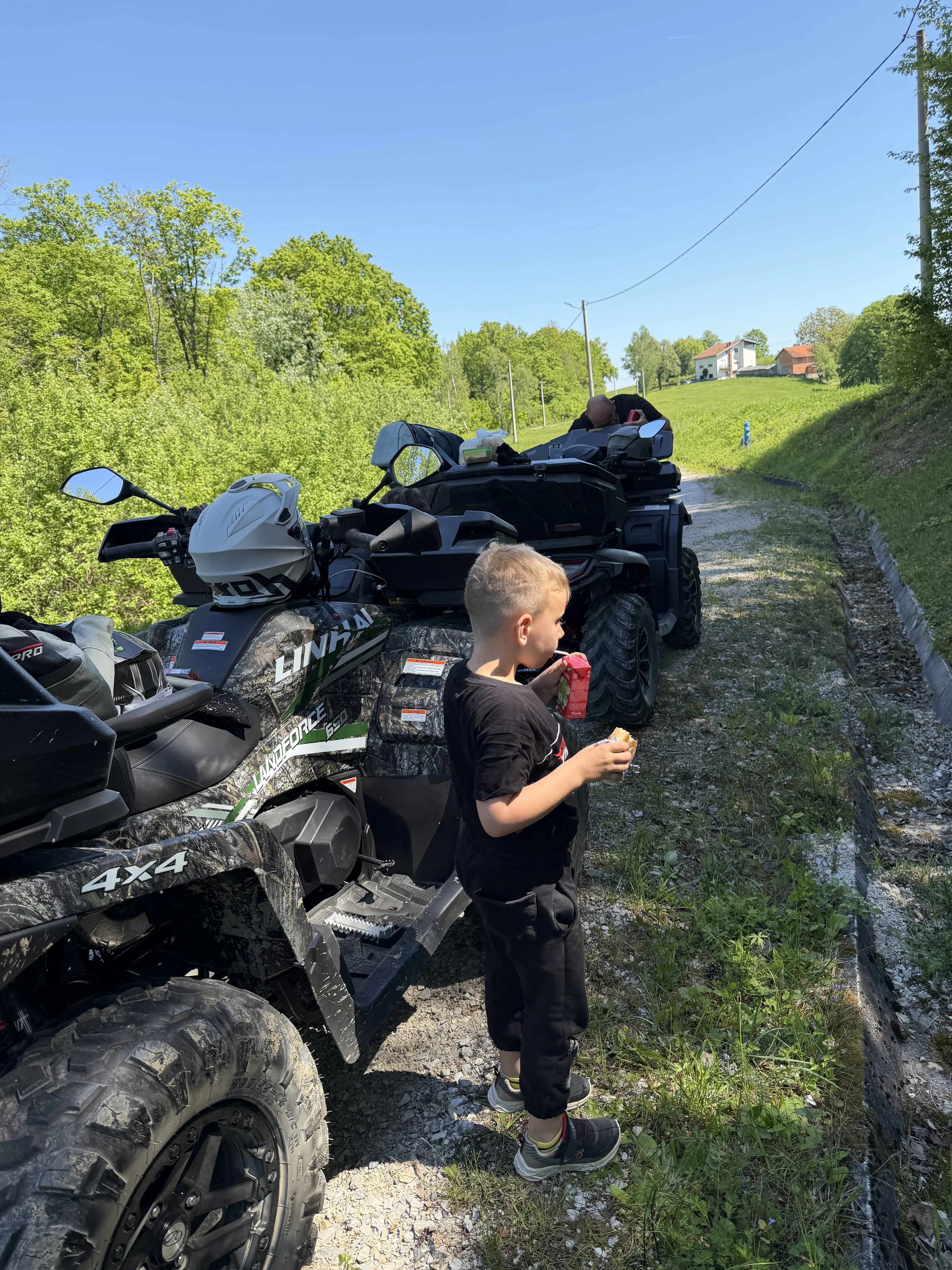 Pauza tijekom safari ture — obitelj s quadovima