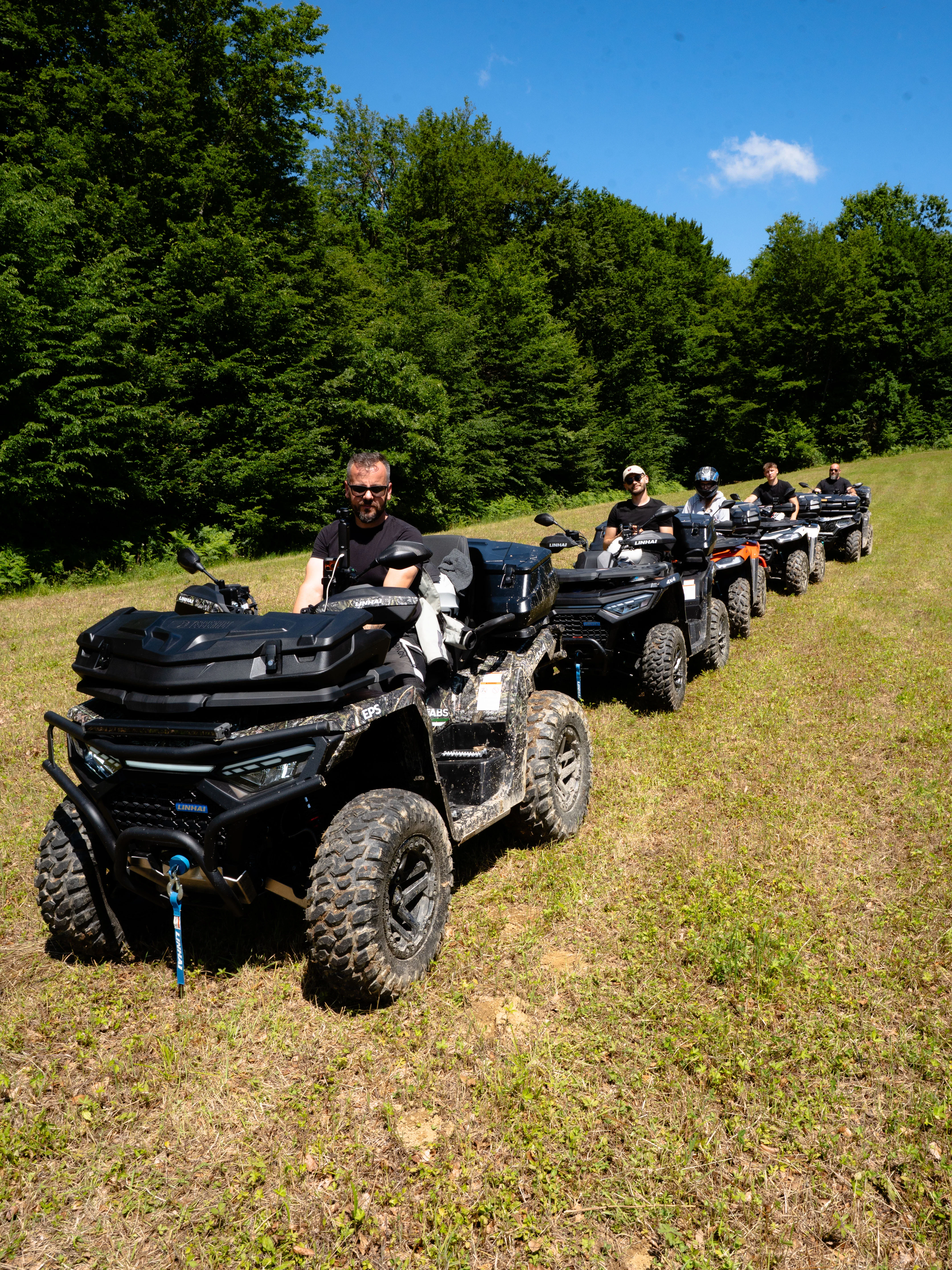 Team building — grupa quadova na livadi
